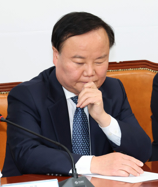 김재원 국민의힘 최고위원이 30일 국회에서 열린 당 최고위원회의에서 자리에 앉아 있다.<연합뉴스>